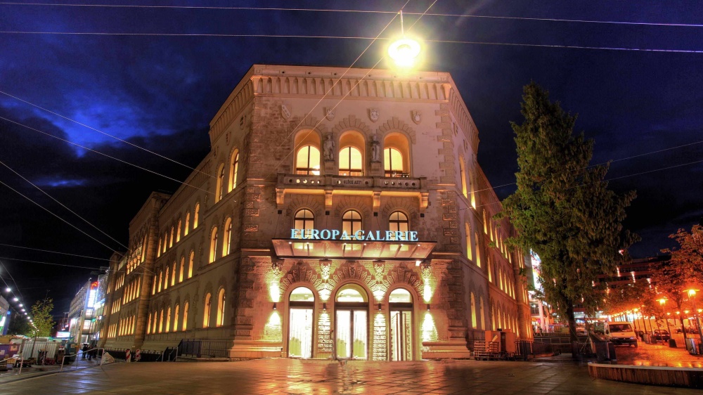 Das Regenwetter zum Einkaufen nutzen - zum Beispiel ganz trocken im historischen Ambiente der Europa-Galerie. Das Regenwetter zum Einkaufen nutzen - zum Beispiel ganz trocken im historischen Ambiente der Europa-Galerie.