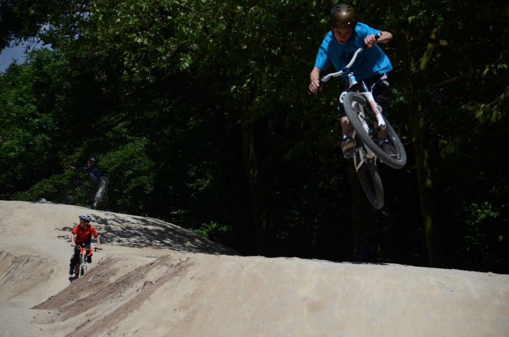 Mountainbiker beim Pumptrack Mountainbiker beim Pumptrack
