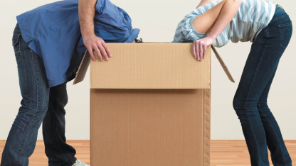 Paar mit Umzugskarton Paar mit Umzugskarton