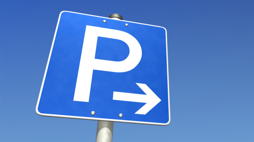 Parkschild vor blauem Himmel Parkschild vor blauem Himmel