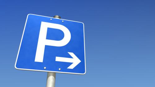 Parkschild vor blauem Himmel