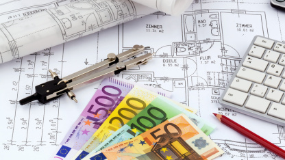 Angebotsunterlagen mit Geld (Quelle: Gina_Sander_Fotolia.com) Angebotsunterlagen mit Geld (Quelle: Gina_Sander_Fotolia.com)