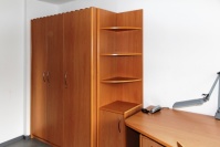 Schrank und Regal in Kernbuche-Optik