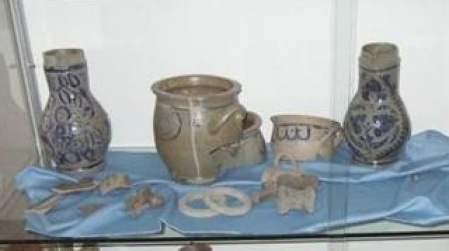 Steingut und Ziegel aus Klarenthal-Krughütte, 18. und 19. Jahrhundert 