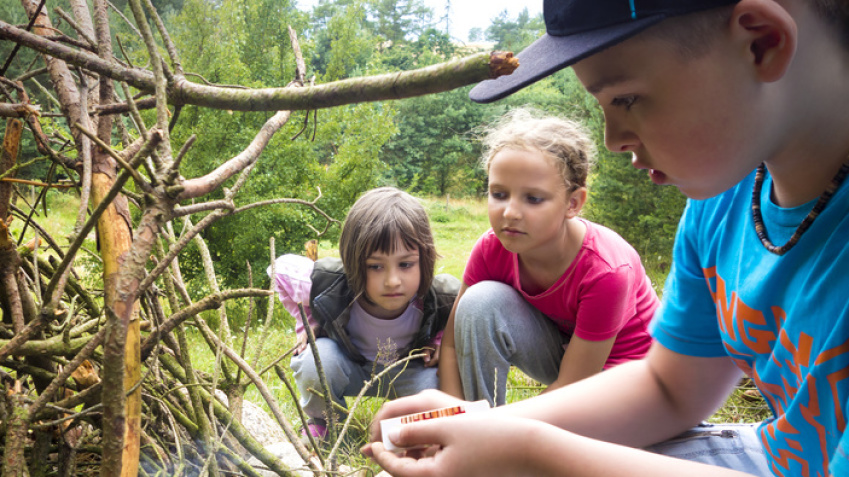 Kinder auf dem Abenteuerspielplatz (Foto: fotoyou/fotolia)