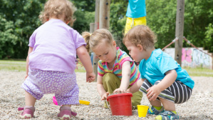 Kinder auf dem Spielplatz Kinder auf dem Spielplatz