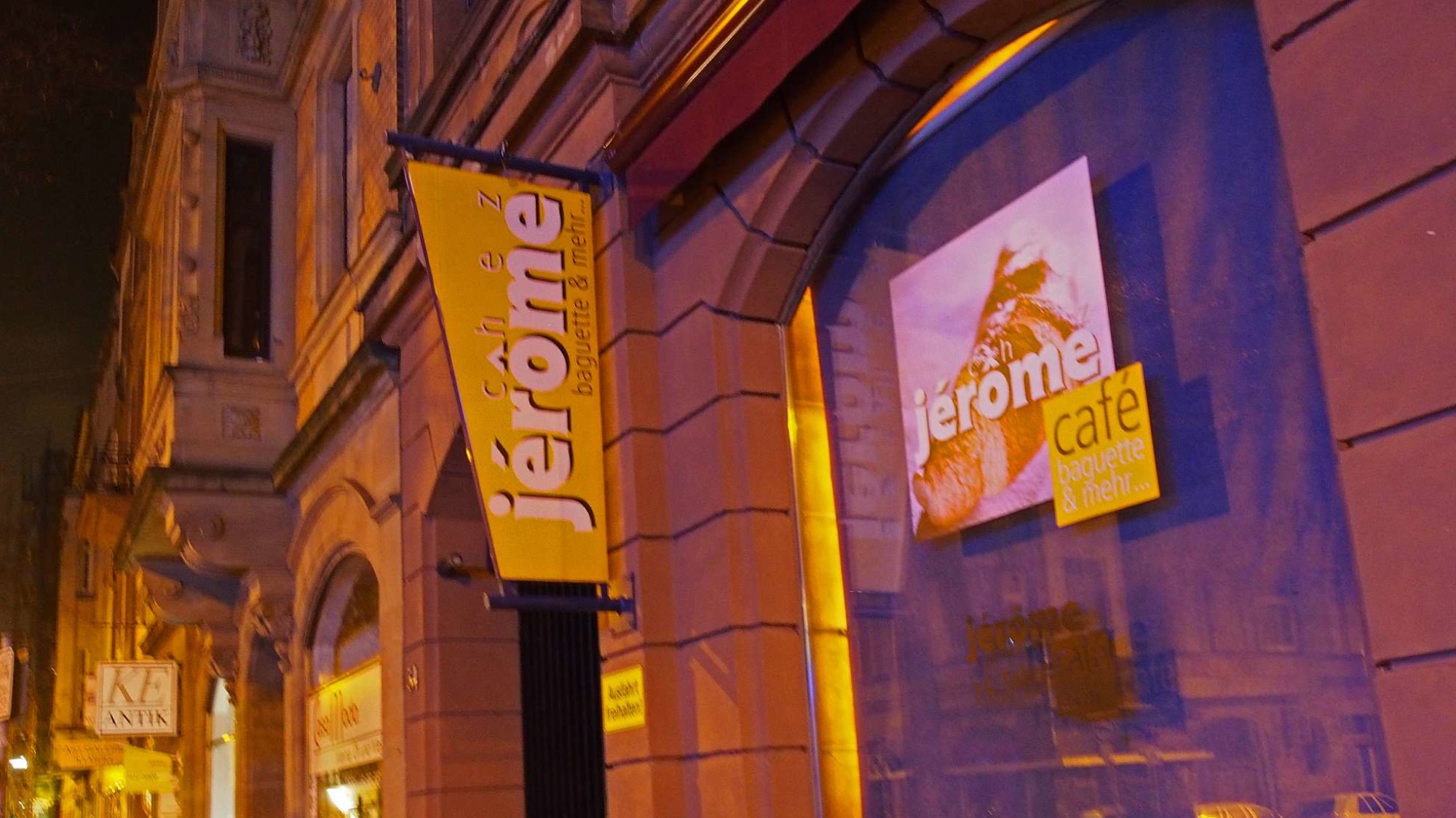 Das Jérôme in der Mainzer Straße öffnet um 2 Uhr morgens. Legendär sind die belegten Baguettes und Croissants nach französischer Art! In den frühen Neunzigern war hier das 'Network' beheimatet, damals ein Hot Spot für das Sehen und Gesehenwerden.