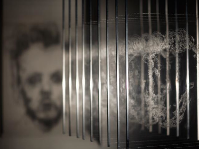 Aude Legrand, "l ombre de soi même", Installation, gravure sur plexiglass, lumière, 500x300cm, 2015