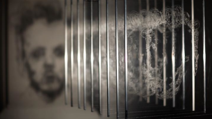 Aude Legrand, l ombre de soi même, Installation, gravure sur plexiglass, lumière, 500x300cm, 2015