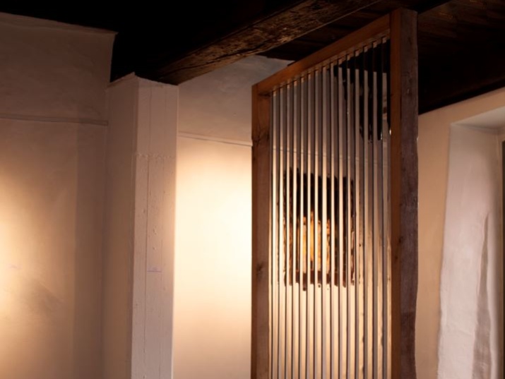 Aude Legrand, "un pas de coté", Installation, bois, fer, béton, miroir, 200x120cm, 2015