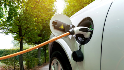 Elektoauto wird aufgeladen Elektoauto wird aufgeladen