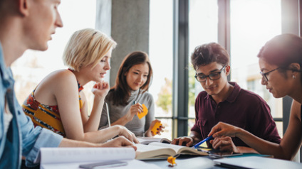 Gruppe Jugendliche (Foto: Jacob Lund Fotolia)