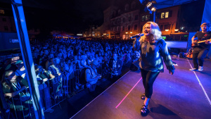 Eine Frau auf einer Bühne mit Publikum beim Altstadtfest