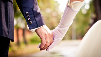 Brautpaar Brautpaar hält sich an den Händen