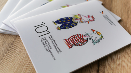 Broschüren auf einem Tisch