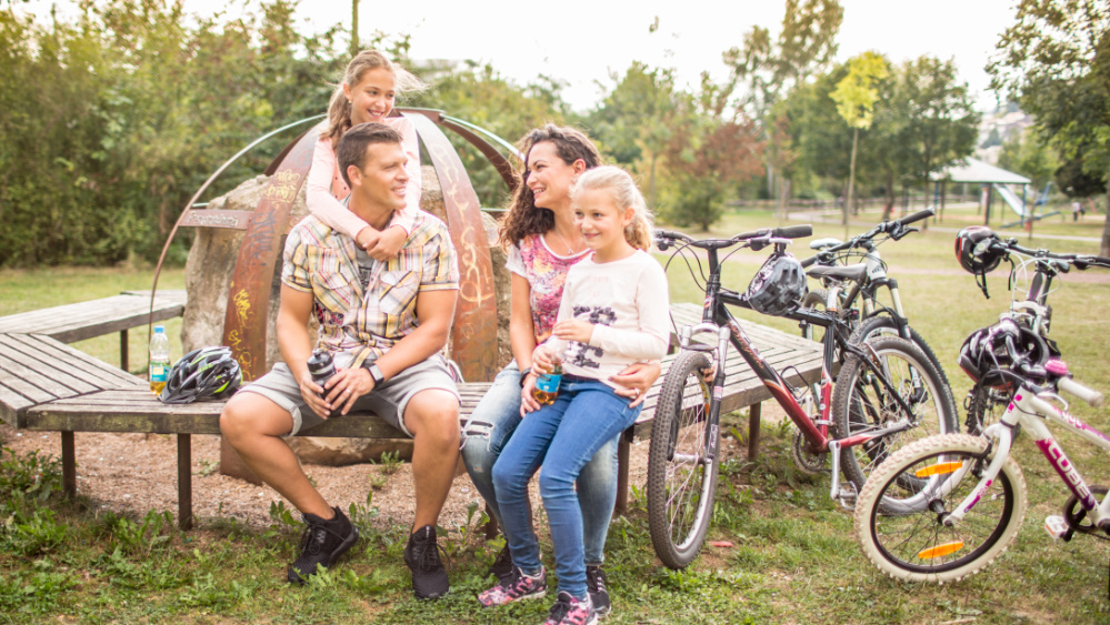 Entspannte Familientouren Familie bei Tourenrast