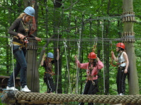 Kinder und Erwachsene beim Klettern
