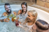 Cocktails im Whirlpool Cocktails im Whirlpool