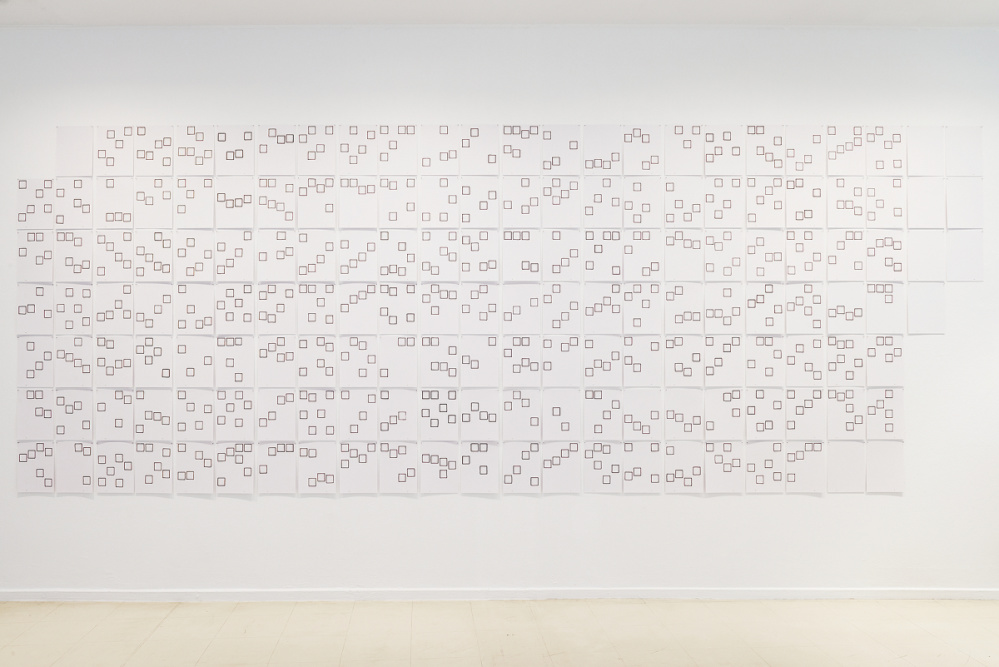 120 DINA4 Papiere an eine Wand geheftet. Darauf sind rechteckige Zeichnungen zu sehen, die an Bilderrahmen erinnern.