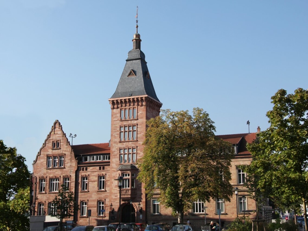 Das Dudweiler Rathaus von außen Das Dudweiler Rathaus von außen