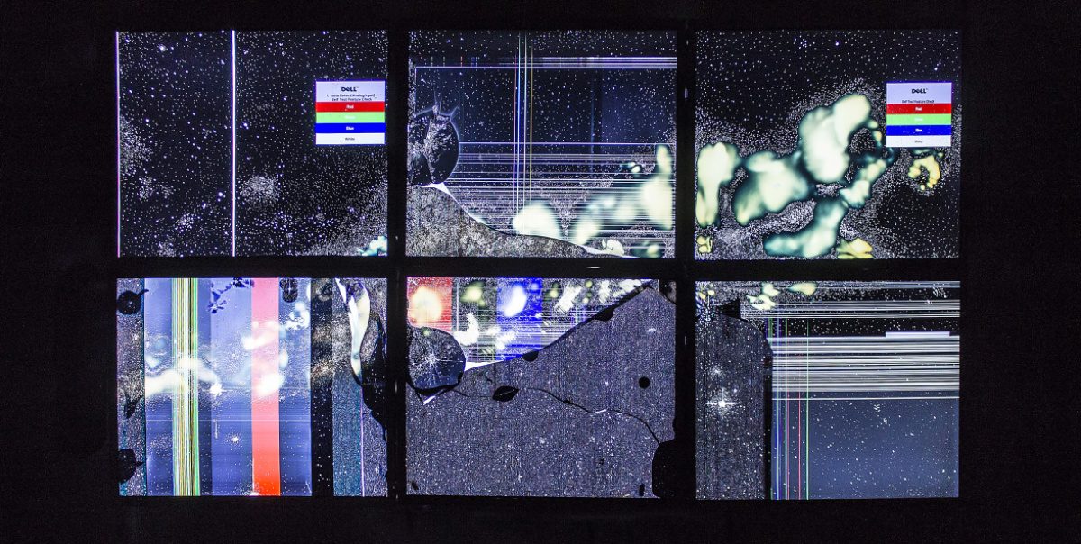 LCD Bildschirme als Mosaik neben einander gehängt. Aufgebrochen und bearbeitet bilden sie eine Art Sternenbild