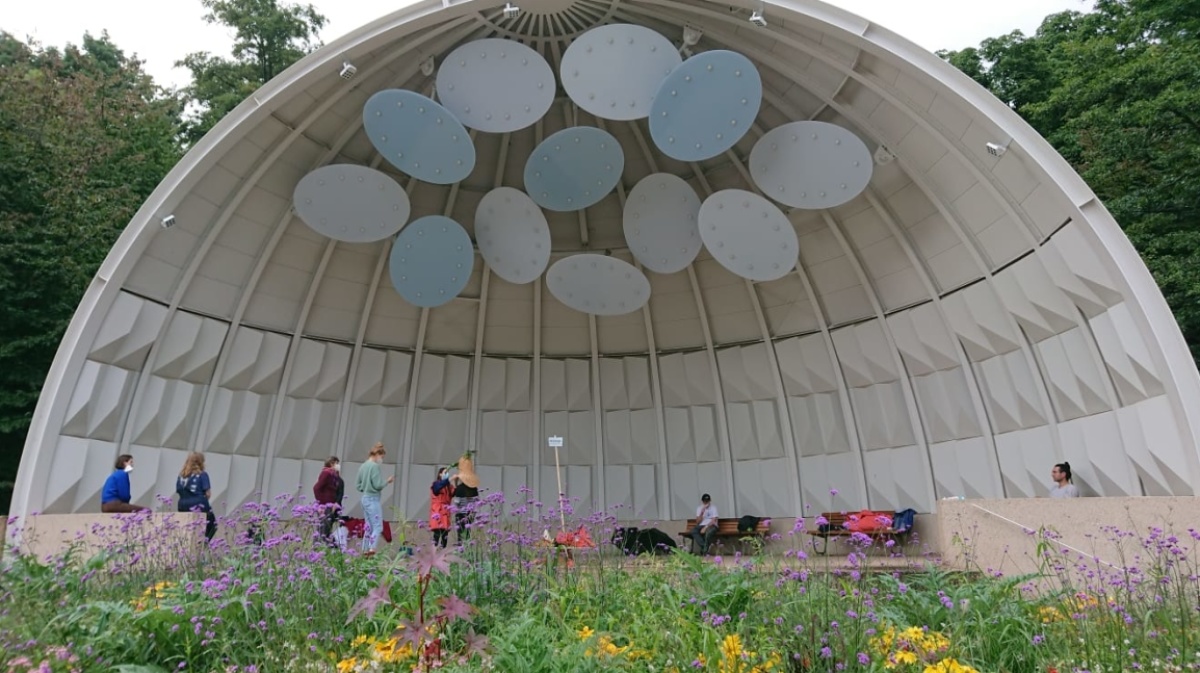 Blick auf Große halbförmige Muschel mit einer Bühne für Konzerte