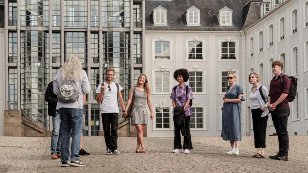 Stadtführung durch Saarbrücken Gruppe von Touristen während einer Stadtführung vor dem Saarbrücker Schloss