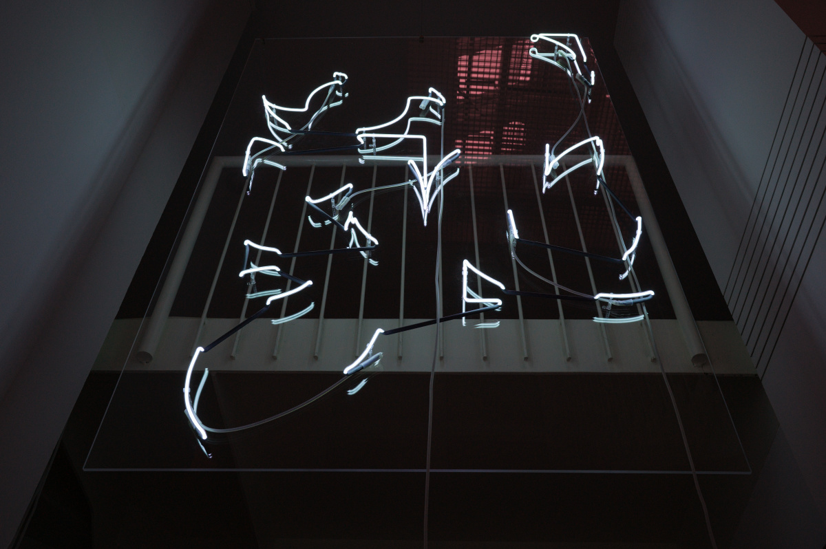 Julien Hübsch: Write about my piece, 2021, Installation mit Neon