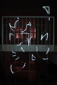 Julien Hübsch: Write about my piece, 2021, Installation mit Neon