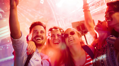 Selfierunde Gruppe junger Menschen beim Selfie knipsen