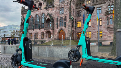 E-Scooter vor dem Saarbrücker Rathaus E-Scooter vor dem Saarbrücker Rathaus