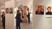 Die Hälfte des Himmels Blick in den Hauberrisser Saal mit Besucherinnen vor weißen Stellwänden, auf denen Portraits zu sehen sind