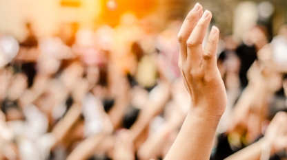 Symbolbild Bürgerbeteiligung Symbolbild Bürgerbeteiligung mit erhobener Hand in der Menge