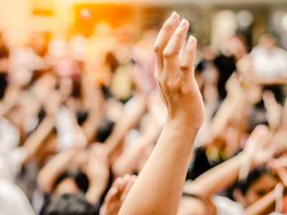 Symbolbild Bürgerbeteiligung Symbolbild Bürgerbeteiligung mit erhobener Hand in der Menge