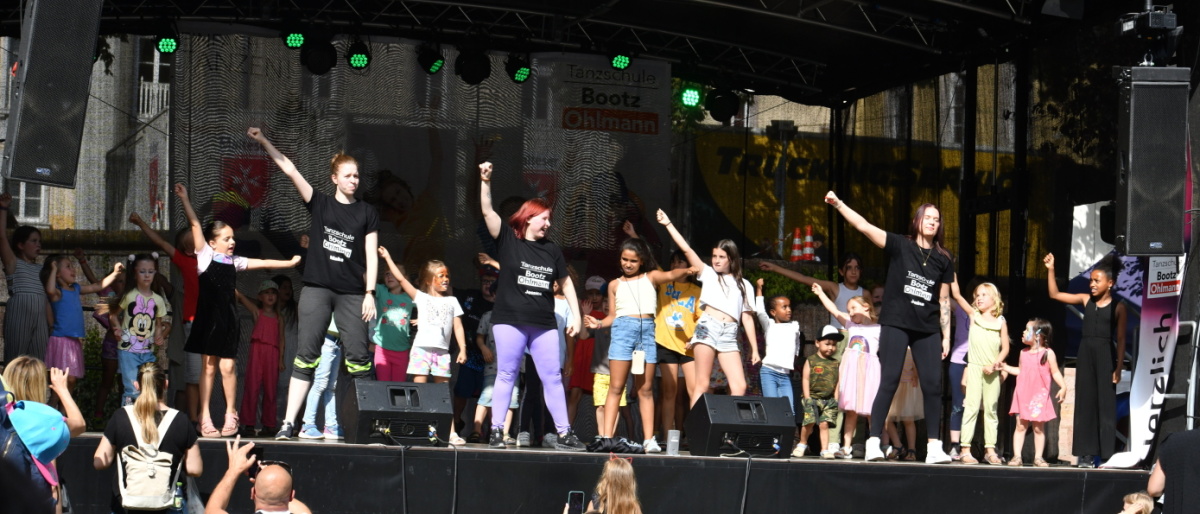 Bühne mit Kinder-Tanzstunde