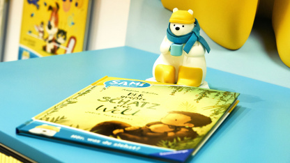 SAMi Lesebär auf ein Buch gesteckt SAMi Lesebär auf ein Buch gesteckt