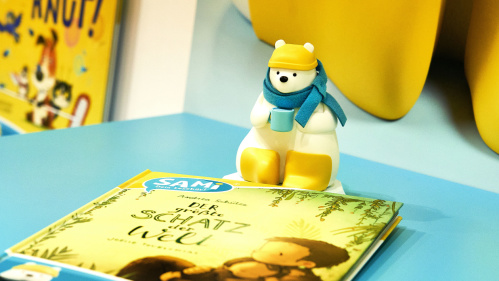 SAMi Lesebär auf ein Buch gesteckt SAMi Lesebär auf ein Buch gesteckt