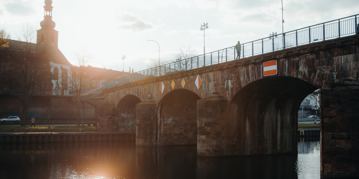 Alte Brücke Saarbrücken - Fußgängerbrücke Die Alte Brücke vom St. Johanner Saarufer mit Blick auf die Schlosskirche