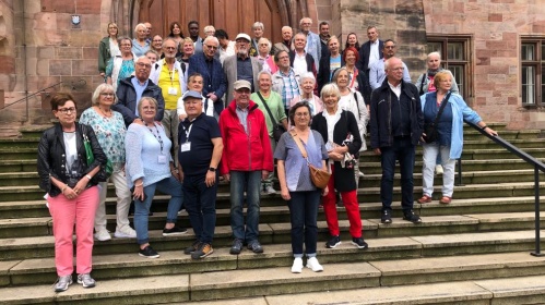 Die Senioren treffen sich in Saarbrücken Eine Gruppe von Senioren steht vor der Basilika in Saarbrücken