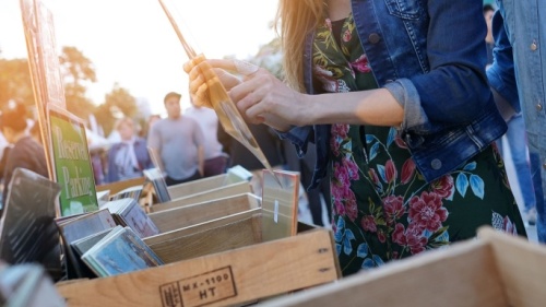 Pärchen auf dem Flohmarkt Menschen auf einem Markt, die durch Kisten mit Waren stöbern.