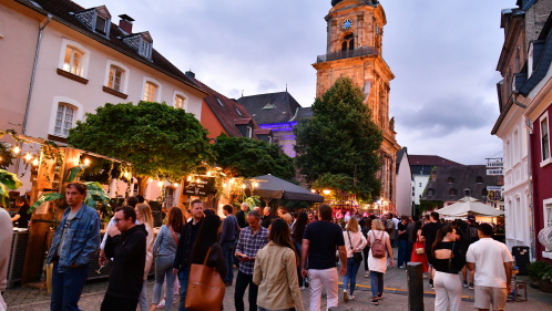 Altstadtfest 2024: Besucherinnen und Besucher in der Katholisch-Kirch-Straße Altstadtfest 2024: Besucherinnen und Besucher in der Katholisch-Kirch-Straße