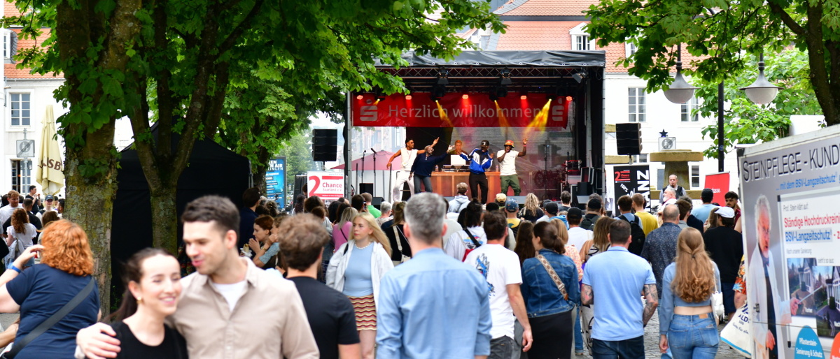 Altstadtfest 2024: Blick auf die Bühne der 2. Chance Saar