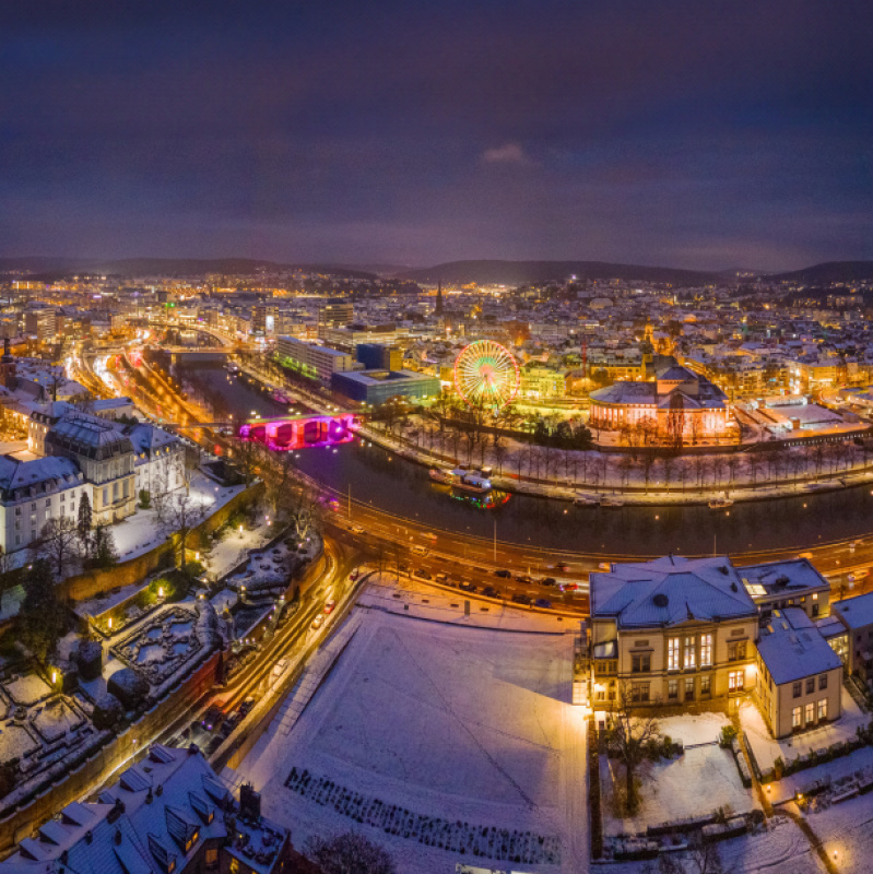 Beleuchtete Innenstadt von oben mit der Saar, dem Schloss, Staatstheater und Riesenrad
