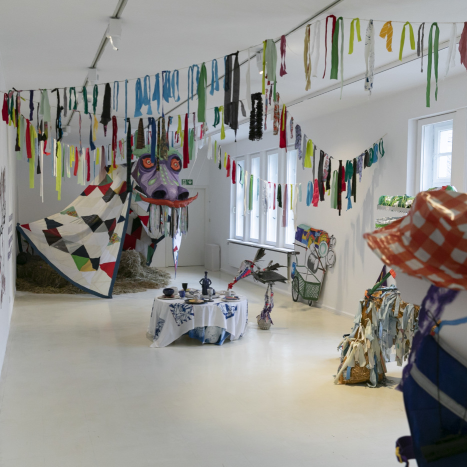 FRAGMENTE EINER GETEILTEN GESCHICHTE Nora Wagner Ausstellungsansicht