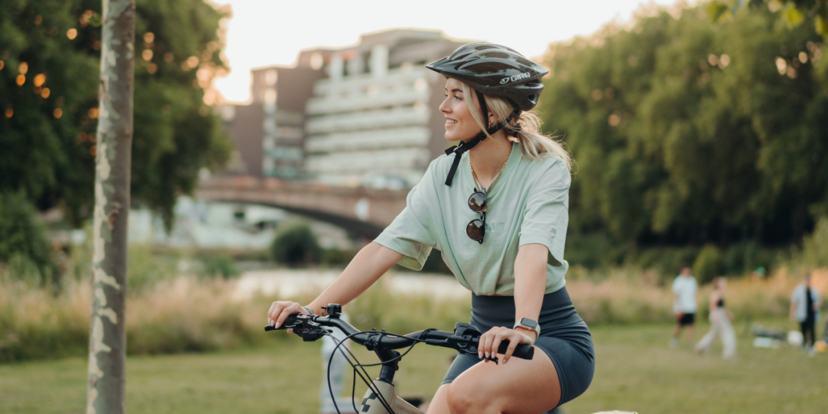 Velo Vis a Vis Blonde Frau auf Fahrrad