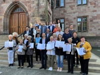 Gruppenbild auf Rathaustreppe