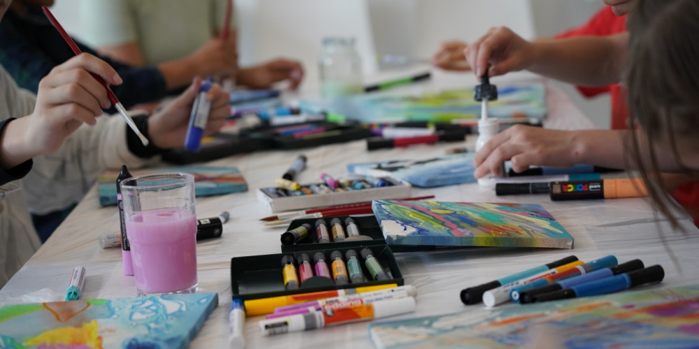 Kinderworkshop mit Gamze Yalçin Leinwände werden mit vielen bunten Farben bemalt und gestaltet