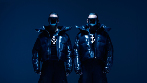 Twocolors Twocolors posieren für ein Bild im Wald