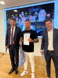 Links der OB, in der Mitte ein Mann mit Urkunde, rechts der Amtsleiter