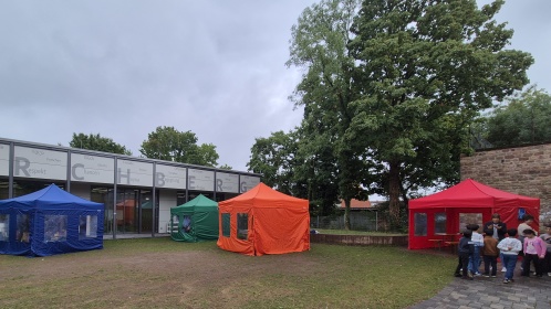 Kinder lernen spielerisch deutsch während des Sprachcamps